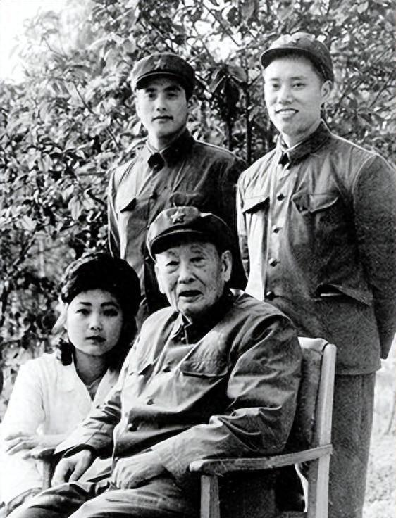 50年陶峙岳赴京伟人摆下三菜一汤问：我的饭与老蒋的饭比如何